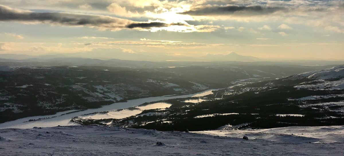 Utsikt från toppen av Åres skidområde ut över Åredalen och Åresjön i vinterljus