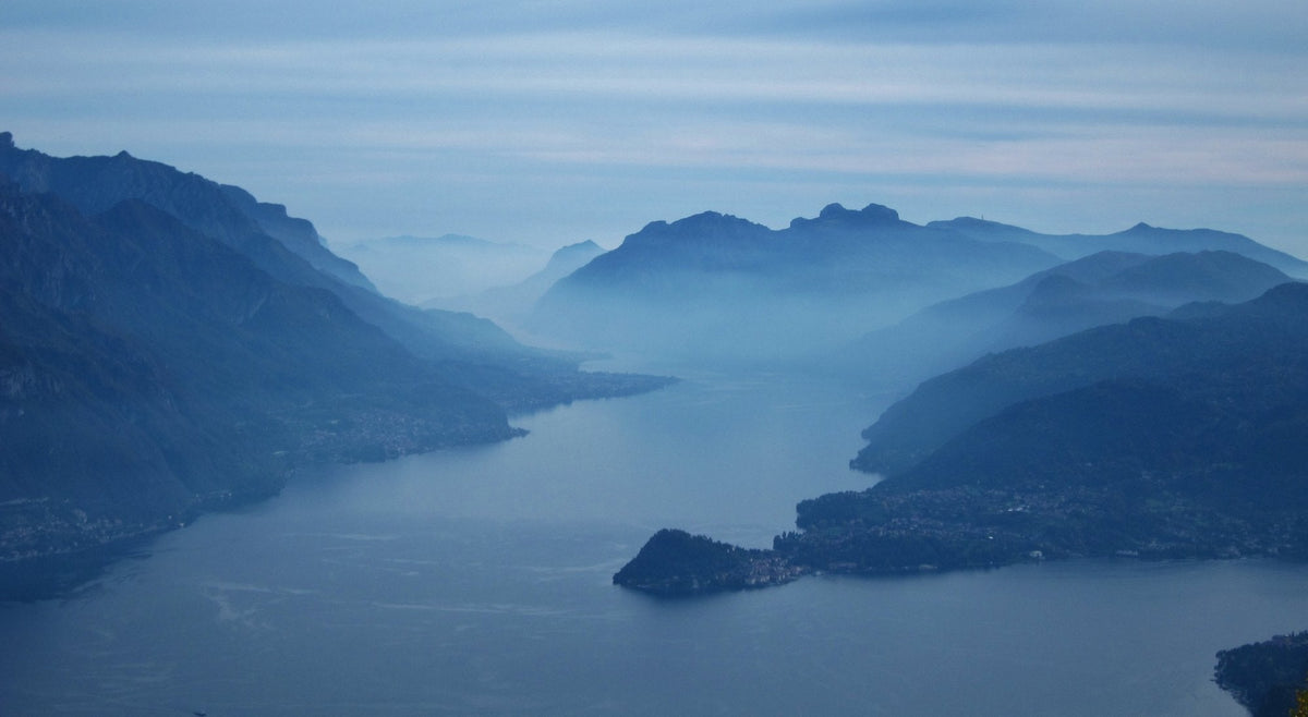 Comosjön sedd från Monte Grona, med Bellagio ytterst på udden där sjöns grenar möts
