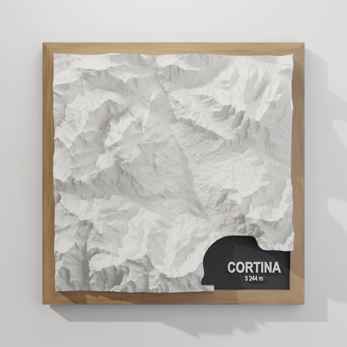 Cortina-tavlan i ekram, rakt framifrån, med dalgången och de branta massiven i vit relief