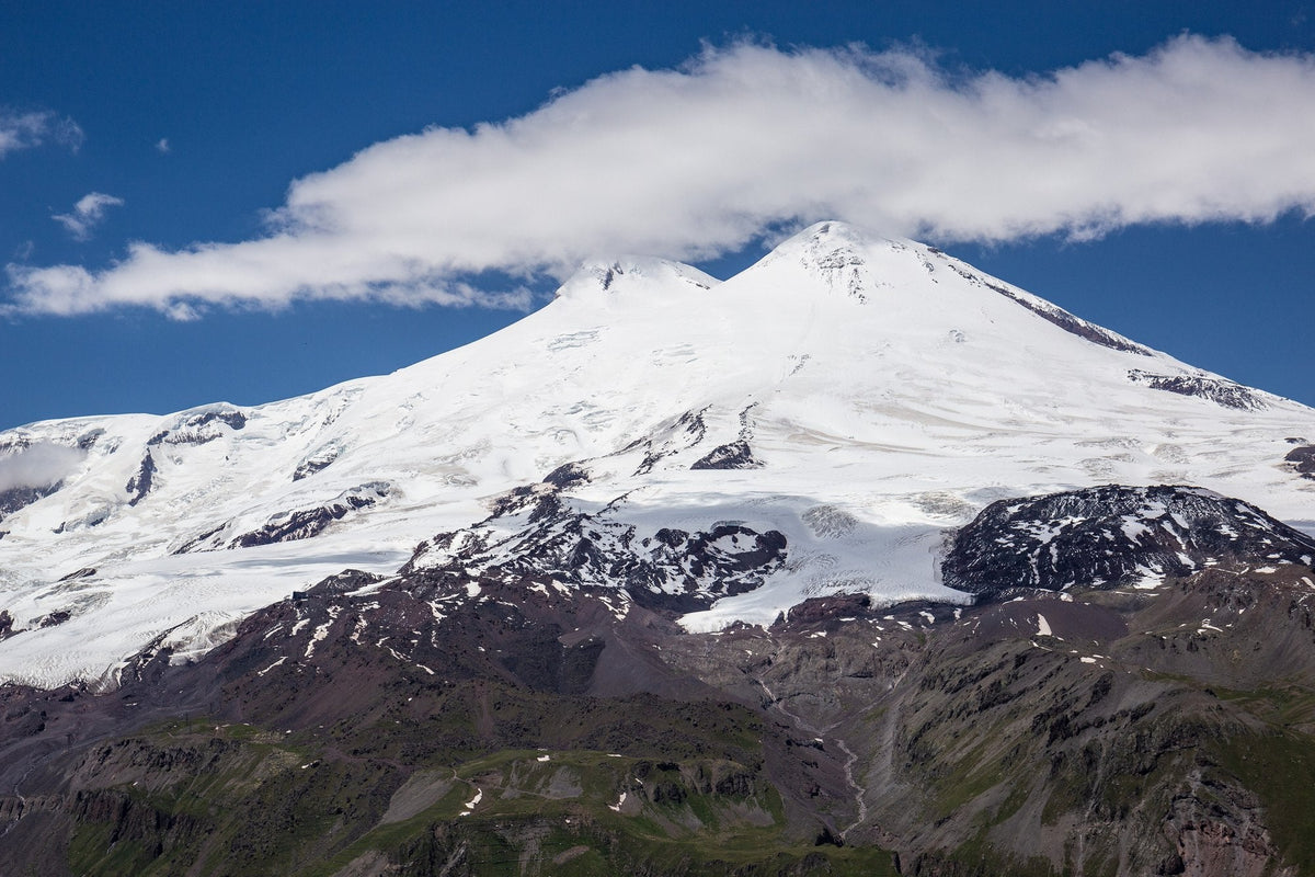 Elbrus två snötäckta toppar sedda från Tjeget en klar sommardag, med glaciärerna ner mot dalen