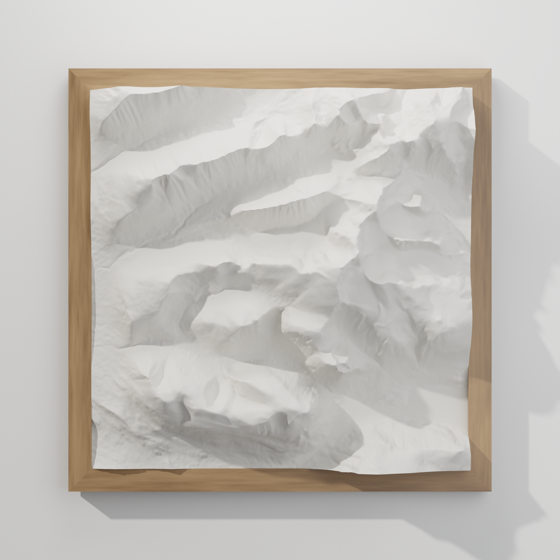 3D-relief över Kebnekaisemassivet i ljus ek utan namnskylt, där branterna kastar skuggor