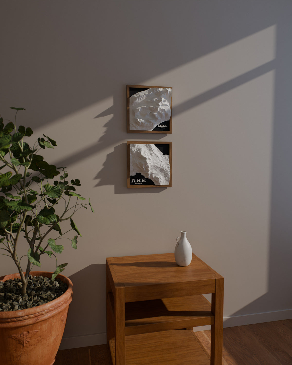 Två FRMD-tavlor ovanför ett sidobord