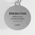 Baksidan: lasermärkt ÅRESKUTAN 1420 m.ö.h. 63°26'N 13°06'E och FRMD-logga