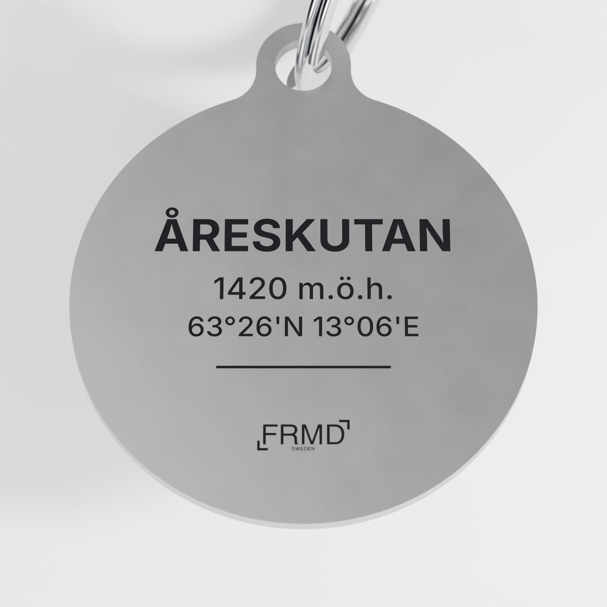 Baksidan: lasermärkt ÅRESKUTAN 1420 m.ö.h. 63°26'N 13°06'E och FRMD-logga