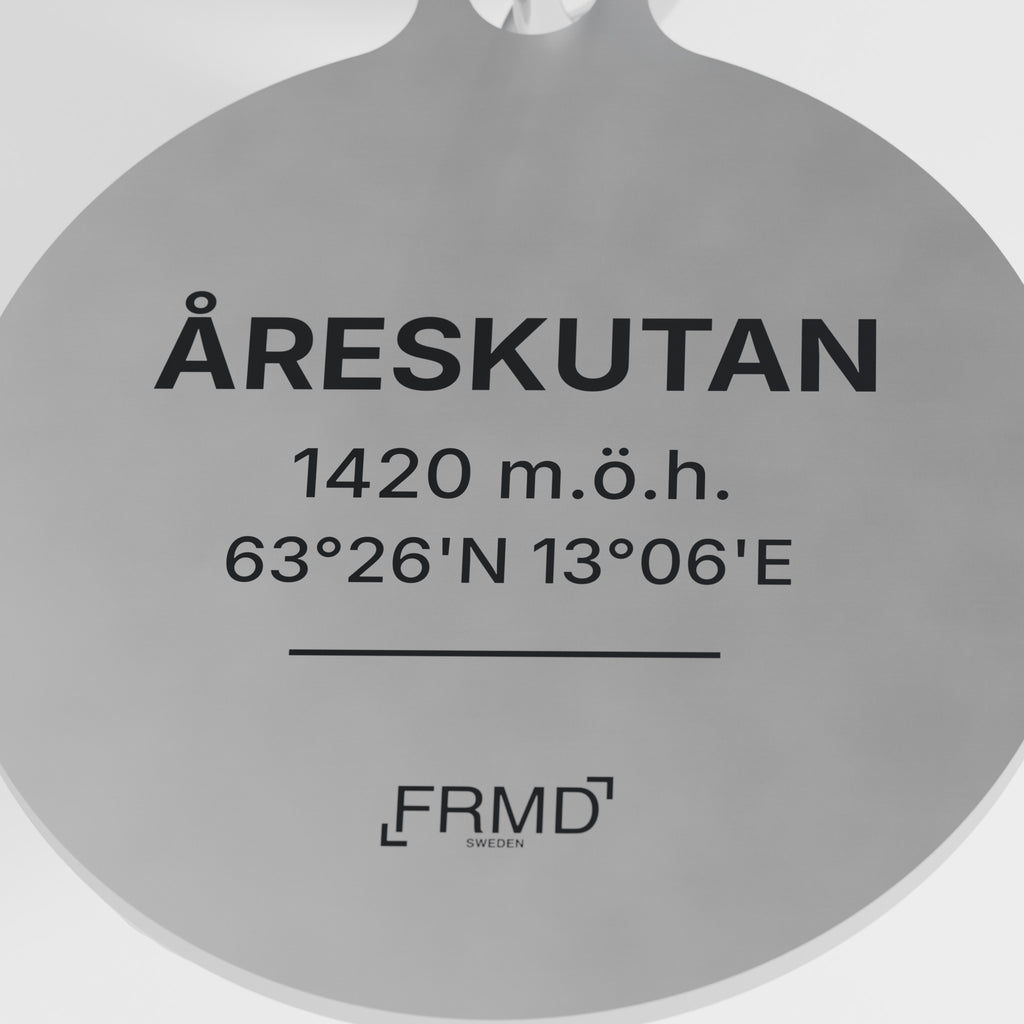 Närbild på märkningen - namn, höjd och koordinat