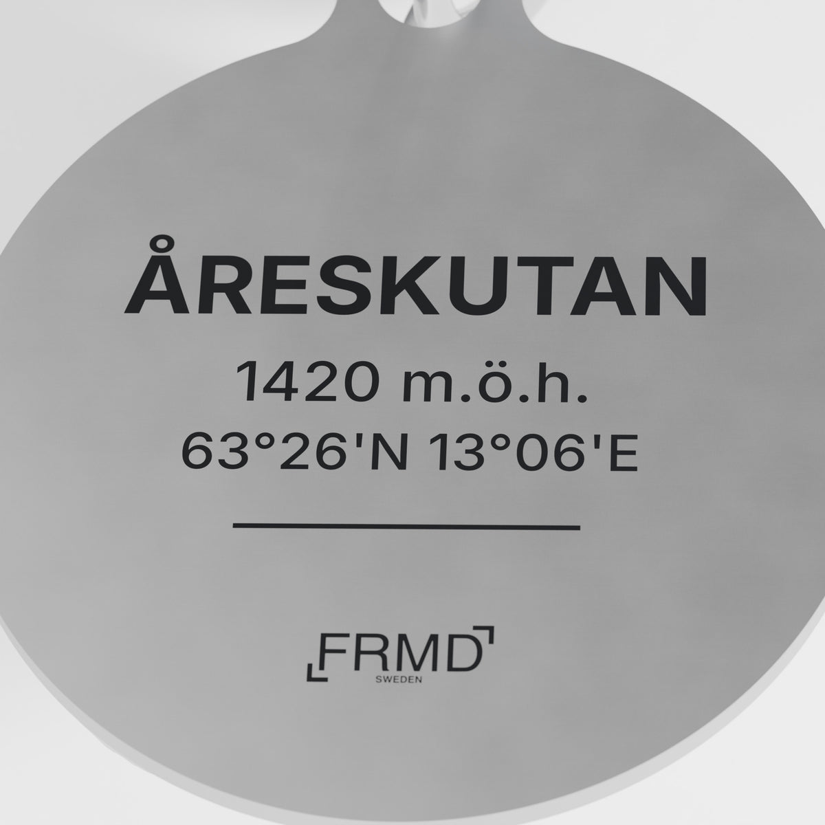 Närbild på märkningen - namn, höjd och koordinat