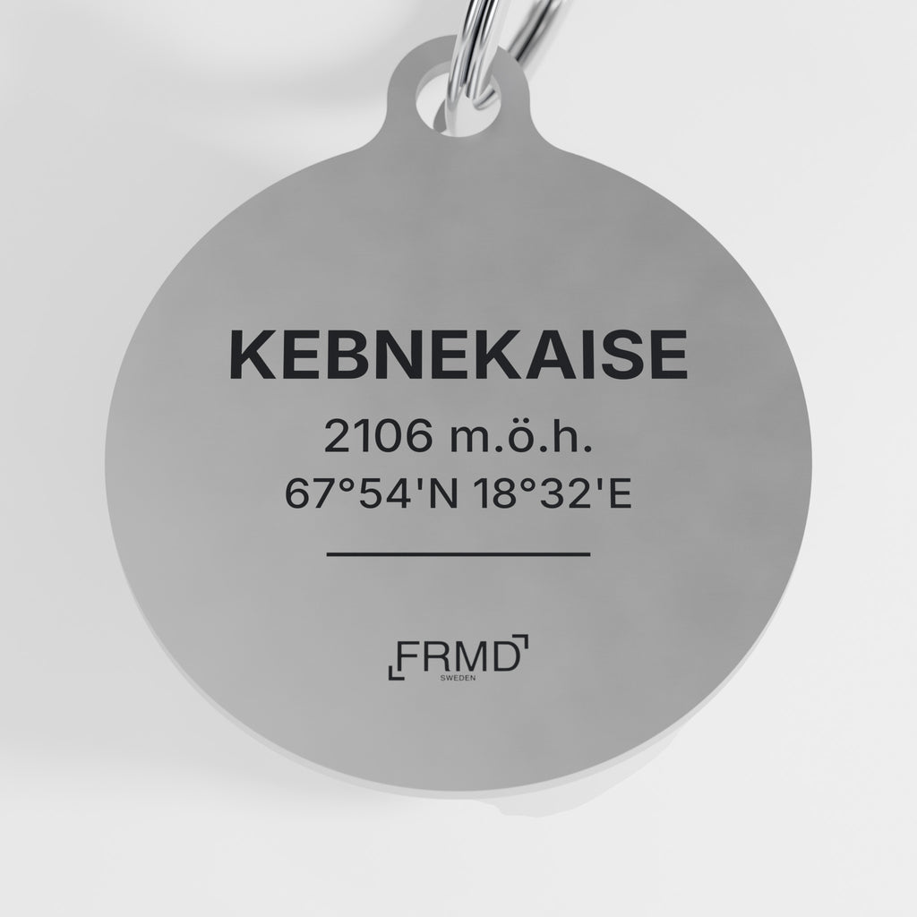 Baksidan: lasermärkt KEBNEKAISE 2106 m.ö.h. 67°54'N 18°32'E och FRMD-logga