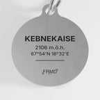 Baksidan: lasermärkt KEBNEKAISE 2106 m.ö.h. 67°54'N 18°32'E och FRMD-logga