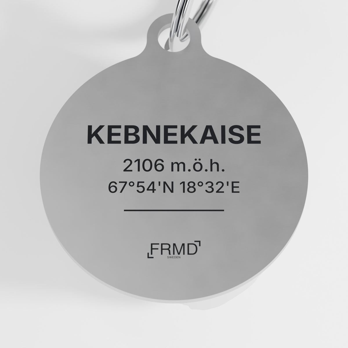 Baksidan: lasermärkt KEBNEKAISE 2106 m.ö.h. 67°54'N 18°32'E och FRMD-logga