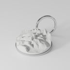 Kebnekaise nyckelring snett framifrån i ljus studio, med 25 mm ring