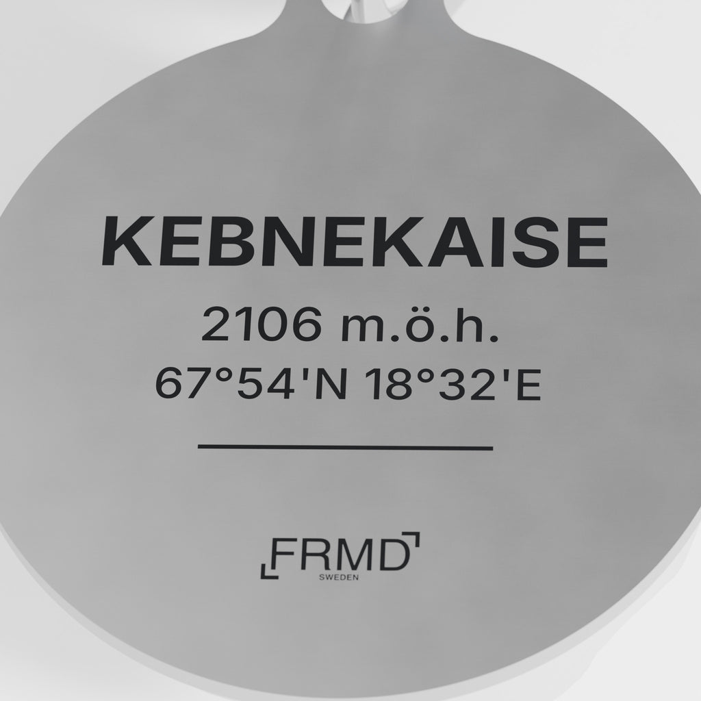 Närbild på märkningen - namn, höjd och koordinat
