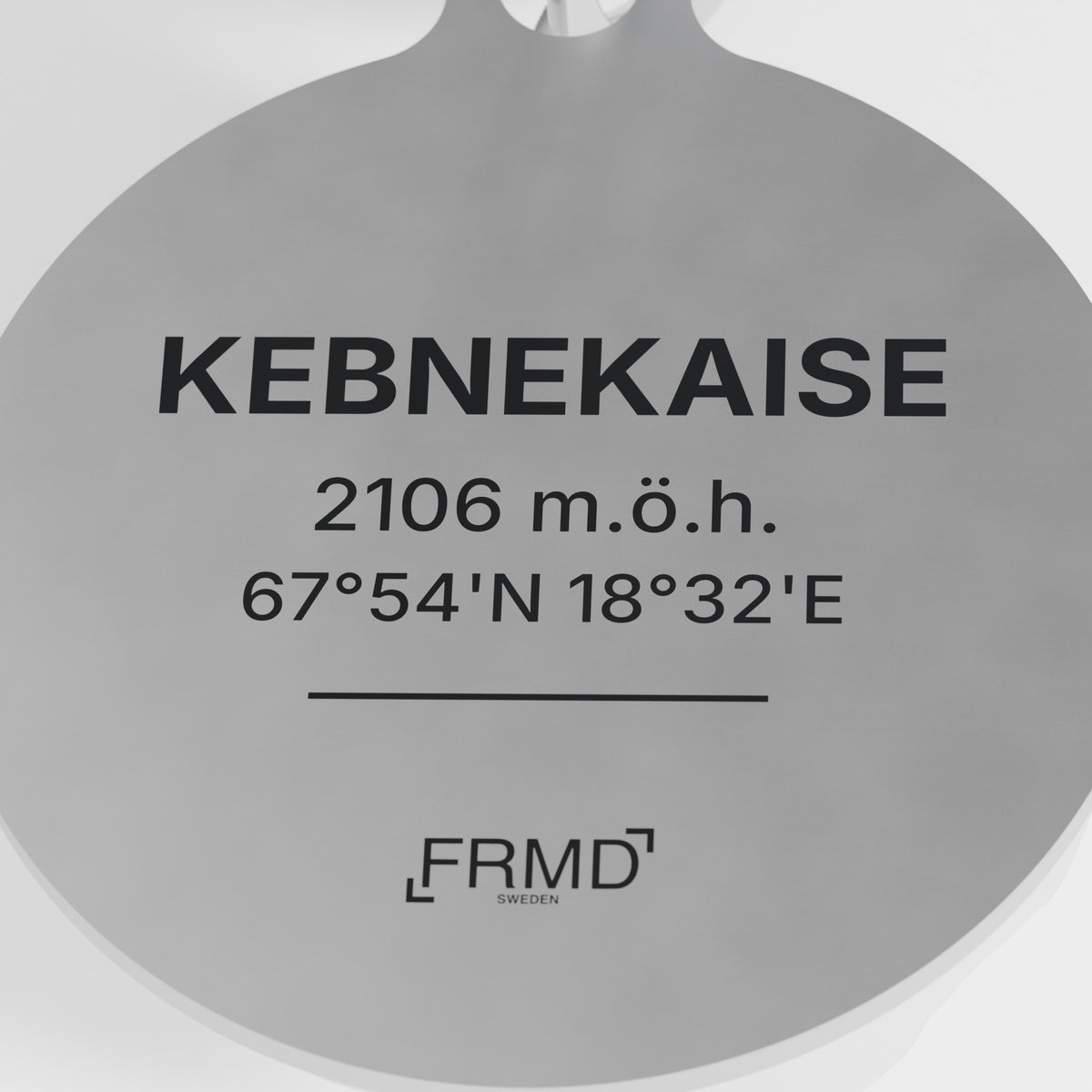 Närbild på märkningen - namn, höjd och koordinat