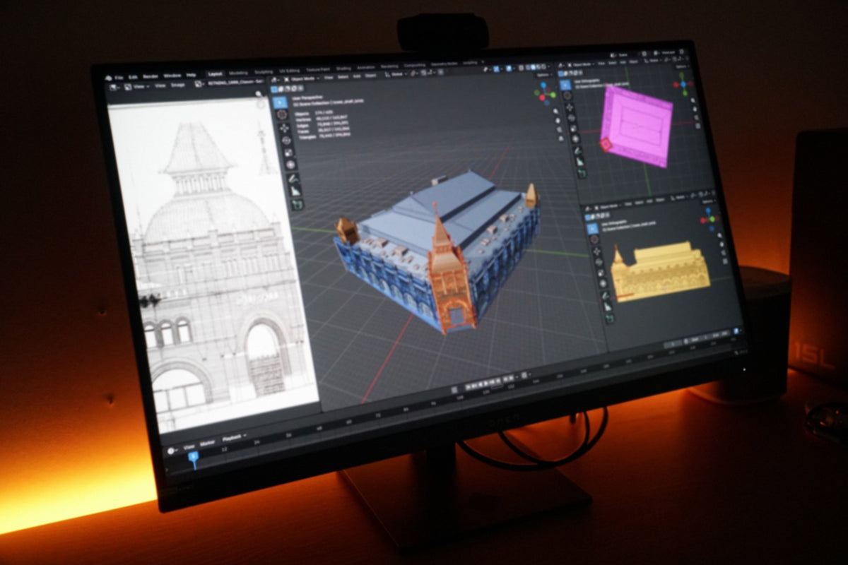 En skärm i ett mörkt rum: originalritningen till Östermalms saluhall från 1888 till vänster, 3D-modellen av hallen i Blender i mitten